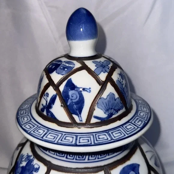 Chinese Blue and White Lidded Jar Hand Painted with Floral and Leaf - Picture 8 of 11